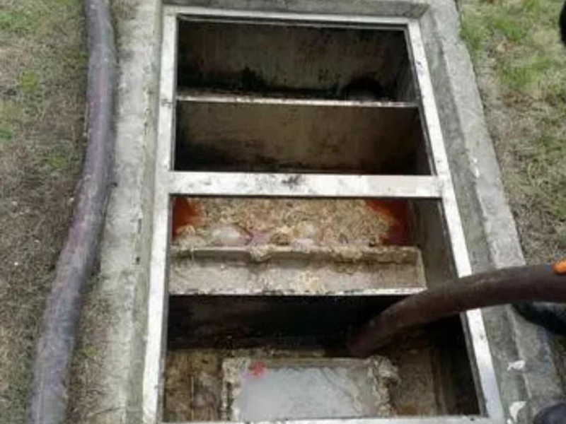 水磨沟隔油池清理