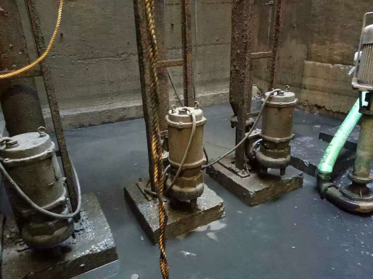 水磨沟污水池清理