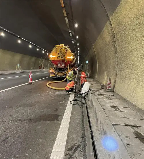 水磨沟隧道排水渠清淤